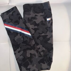 TOMMY HILFIGER BLACK CAMO LEGGINGS SIZE MED GREAT CONDITION
